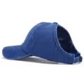 Vista lateral detallada de la gorra de béisbol de mezclilla con una práctica abertura trasera. - Ajustable / Azul zafiro