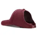 Primer plano de la vista trasera de la gorra de béisbol burdeos lavada con hebilla. - Ajustable / Burdeos