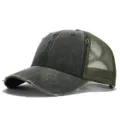 Dettaglio cappello baseball in rete, pannello frontale in cotone lavato, design traspirante. - Verde militare