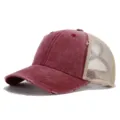 Detalle de gorra de béisbol trucker roja con estilo vintage y malla beige transpirable. - Burdeos
