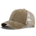 Vista dettagliata del berretto trucker vintage slavato con retro in rete e dettagli strappati. - Colore cachi scuro