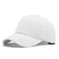 Detalle de gorra de béisbol clásica blanca lavada de algodón para protección solar al aire libre. - Blanco