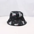 Primer plano detallado del sombrero de pescador negro con estampado de koala y patron. - Negro