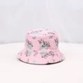 Detalle de sombrero de cubo con estampado de koala rosa y tela de animales con protección solar. - Rosa