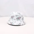 Detalle del sombrero de cubo con estampado de koala tierno y diseño de tela suave. - Blanco
