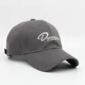 Vista detallada de la gorra de béisbol gris oscuro con elegante bordado de letras blancas. - Circunferencia de Cabeza Normal [54-59CM] / Gris