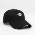 Primer plano detallado de una gorra de béisbol negra con logotipo bordado y visera curvada. - Circunferencia de Cabeza Normal [54-59CM] / Negro
