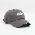 Gorra de béisbol gris con letra de corazón bordada, sombrero de protección solar ajustable. - Gris