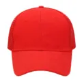 Vista detallada gorra de beisbol roja de malla, sombrero trucker con visiera curva. - Rojo