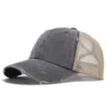Dettaglio del cappellino trucker grigio slavato, retro in rete traspirante e visiera curva. - Grigio