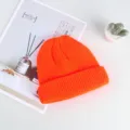 Gorro de punto naranja brillante, clásico gorro cálido de invierno con vuelta para diario. - Talla única / Naranja