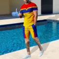 Vista di dettaglio a bordo piscina di set casual da uomo con t-shirt e pantaloncini. - Taglia S / Top e Pantaloni / Sfumatura Rosso Giallo