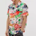Vista dettagliata della camicia casual estiva da uomo con stampa graffiti astratta. - Taglia S / Top / Bianco
