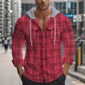 Primo piano della camicia a quadri rossa con cappuccio da uomo, con tasche sul petto. - Taglia S / Rosso