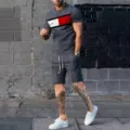 Primo piano del set pantaloncini casual grigio da uomo con dettaglio block sul petto. - Taglia M / Top e Pantaloni / Grigio scuro