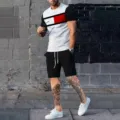 Dettagli che mostrano il design elegante e la lavorazione del set da uomo colorblock. - Taglia M / Top e Pantaloni / Gilet Bianco Pantaloncini Neri