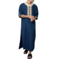 Traditioneller blauer Herren Langkaftan mit vertikalen Streifen und besticktem V-Ausschnitt. - Mitternachtsblau (Blumig)