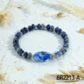 Blauwe kristalglas elastische armband met onregelmatige stenen kralen en gouden afstandhouders. - Blauw (BR2213-A)