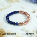 Elastische armband van gefacetteerde steen en metalen vulkanische steen kralen. - Geverfde Blauwe Steen Stiksel Stijl (BR2207-J)