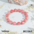Gefacetteerde roze sardonyx edelsteensarmband met gouden kralen, stijlvolle polssieraad. - Sardonyx Stijl (BR2194-F)