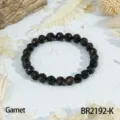 Gefacetteerde granaat kralen stretch armband voor dames, elegante vintage edelsteen sieraden. - Binnenomtrek 16-17cm (Kralendiameter 8mm) / Granaat (BR2192-K)