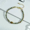 Primer plano detallado de pulsera de cuentas verdes retro con detalles de metal dorado. - Pulsera de Cuentas de Colores Mixtos Turquesa