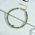 Primer plano detallado de pulsera de cuentas verdes con detalles en metal dorado y cierre. - Pulsera de Cuentas Facetadas Verdes