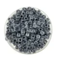 Graue Acryl-Quadrat-Buchstabenperlen Detailaufnahme, ideal für DIY handgemachte Armbänder. - 6*6mm / Transparent Leuchtend Schwarzer Text