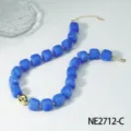 Collar de gargantilla con cuentas de cubos acrílicos azules para mujer, joyería elegante. - Estilo Azul (NE2712-C)