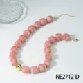 Collar de cuentas cuadradas de acrílico rosa con bola dorada cadena de clavícula de moda. - Mármol Rosa (NE2712-D)
