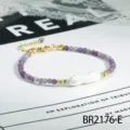 Chique barokparel en paarse kraal armband met gouden accenten en verstelbare ketting. - Amethist (BR2176-E)