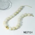 Acryl Würfel Perlen Halskette, cremeweiße klobige quadratische Perlen mit goldener Kugel, Kette - Cremeweißer Stil (NE2712-I)