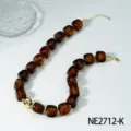 Braune Acryl-Quadratperlen-Halskette mit goldenen Kugel-Details und geometrischer Kette. - Brauner Stil (NE2712-K)