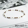Schickes minimalistisches Perlenarmband mit weißen, braunen und goldenen Perlen. - Weiß Braun Gold Schlanker Stil (BR2178-B-11)