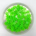 Dettaglio di perline in plastica verde a forma di fiocco di neve per nail art e custodie DIY. - Verde erba