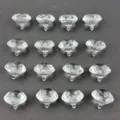 Close-up van transparante acryl diamant decoratie met heldere kristalfaczetten en fijne details. - 17*20mm / Helder Wit