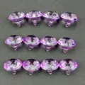 Gedetailleerd shot van twaalf paarse acryl diamant edelstenen met puntige bodem voor decoratie. - 17*20mm / Paars