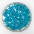 Primo piano dettagliato di perline a fiocco blu brillante per nail art fai da te e custodie. - Blu lago