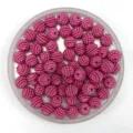 Gros plan de perles DIY texturées rose vif, parfaites pour les bijoux faits main et les loisirs. - 10mm (1300 Pièces) / Rose rouge