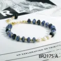 Blauwe halfedelsteen en parel kralen armband met goudkleurige accenten en verlengketting. - Blauwe Punt Stijl (BR2175-A)