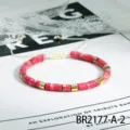 Boho roze heishi kralen armand met gouden metalen afstandhouders en verstelbaar koord. - Boheemse Laagjesstijl (BR2177-A-2) / Rozerood (BR2177-A-2)