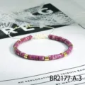 Boheemse paarse kralenarmband met gouden metalen buisjes en verstelbaar wit gevlochten koord. - Boheemse Laagjesstijl (BR2177-A-3) / Paars (BR2177-A-3)