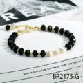 Elegante armband met zwarte gefacetteerde kralen en witte parels met gouden accenten. - Zwarte Steen Stijl (BR2175-G)