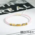 Boheemse roze kralen armband met gouden kubus bedels, verstelbaar handgemaakt gevlochten koord. - Lichtroze (BR2177-C-1)