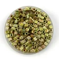 Goldene quadratische Buchstabenperlen Detailansicht, bunte Charms für DIY handgemachte Armbänder. - 6*6mm / Galvanisierter Goldener Hintergrund mit Bunten Buchstaben