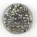 Silberne Würfel-Buchstabenperlen für DIY handgemachte Schmuck Armbänder und Basteln. - 6*6mm / Galvanisierter Silberner Hintergrund mit Bunten Buchstaben