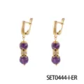 Elegantes pendientes colgantes dorados con cuentas de piedra morada y circonitas brillantes. - Pendientes De Purpurita