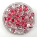 Gros plan de perles de cœur en acrylique transparent avec noyau d'huile rose pour bijoux DIY. - Rose rouge