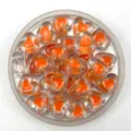 Gros plan détaillé de perles de cœur double face en acrylique transparent, accessoire DIY. - Rouge Orangé
