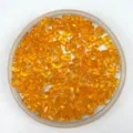 Vue de détail de perles de glaçons en acrylique orange percées pour décorations créatives. - Rouge Orangé